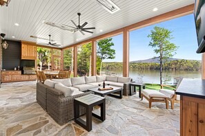 Älytelevisio, takka, pöytäjalkapallopöytä, pöytätennispöytä