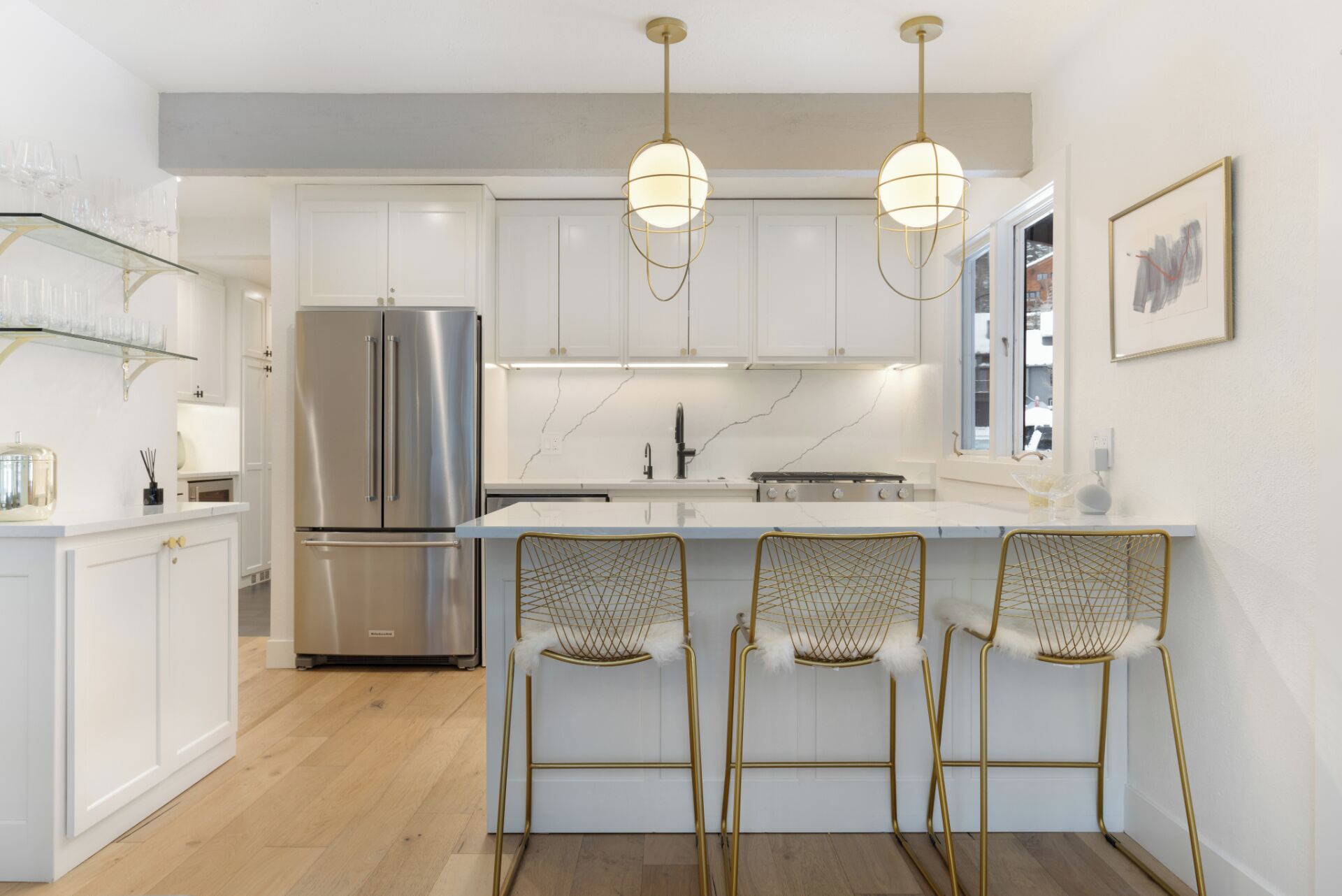 Réfrigérateur, four à micro-ondes, un four, surface de cuisson