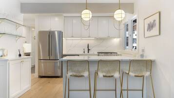 Réfrigérateur, four à micro-ondes, un four, surface de cuisson