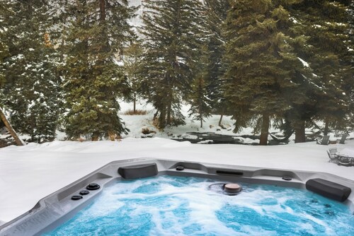 Chic Mtn Condo, Minutes from Slopes on Vail Bus Route, Completely Renovated, Hot Tub,Fireplace