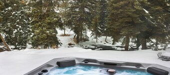 Chic Mtn Condo, Minutes from Slopes on Vail Bus Route, Completely Renovated, Hot Tub,Fireplace