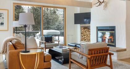 Chic Mtn Condo, Minutes from Slopes on Vail Bus Route, Completely Renovated, Hot Tub,Fireplace