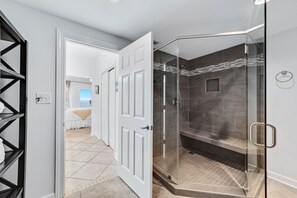 Een douche, een haardroger, handdoeken