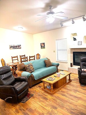 Smart TV - Relax with the whole family or group of friends at this cozy Behr Hideout! (Alto)