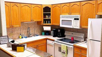 Coffee/tea maker, fridge, microwave, oven