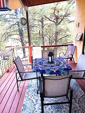 Outdoor dining - Relax with the whole family or group of friends at this cozy Behr Hideout! (Alto)