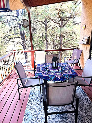 Relax with the whole family or group of friends at this cozy Behr Hideout!