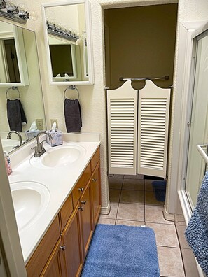 Hair dryer, towels, soap, toilet paper - Relax with the whole family or group of friends at this cozy Behr Hideout! (Alto)