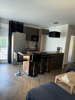Fridge, microwave, oven, stovetop - Cosy apartment near Paris (10 min Eiffel Tower and Champs Elysées) (Rueil-Malmaison)