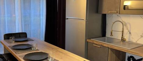 Réfrigérateur, four à micro-ondes, un four, surface de cuisson