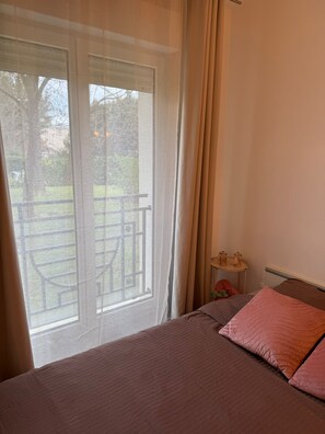 2 bedrooms, in-room safe, desk, iron/ironing board