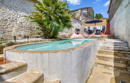 Lovely home in Tonnay-Boutonne