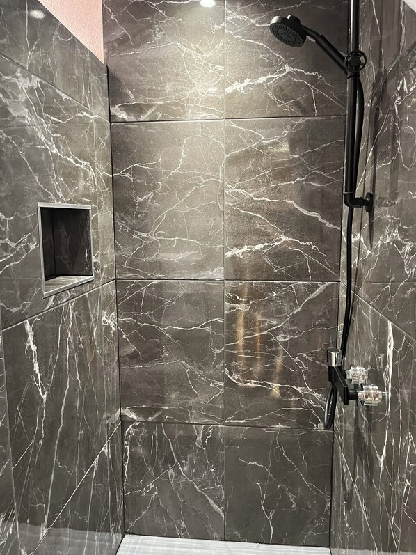 Douche, s échoir à cheveux, serviettes fournies, savon