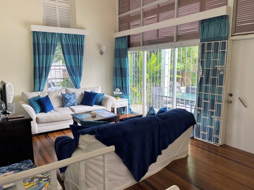 Spacious 6-bedroom house in lovely Christ Church with WiFi, AC