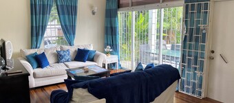 Spacious 6-bedroom house in lovely Christ Church with WiFi, AC