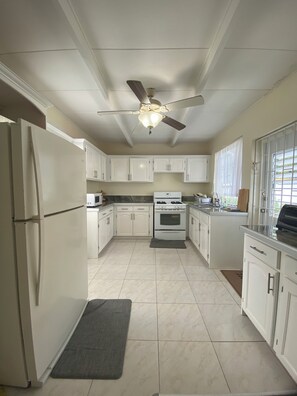 Fridge, microwave, oven, stovetop - Spacious 6-bedroom house in lovely Christ Church with WiFi, AC (Christ Church)