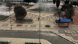 A public square with a pedestrian crossing, a blue-roofed shelter, and a circular plaza with a bench. - Beautiful house for rent in front of the Illimani in the city of La Paz.  (El Alto)