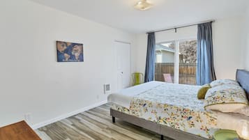 2 bedrooms, travel cot, WiFi, bed sheets