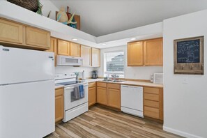 Een koelkast, een microgolfoven, een oven, een kookplaat