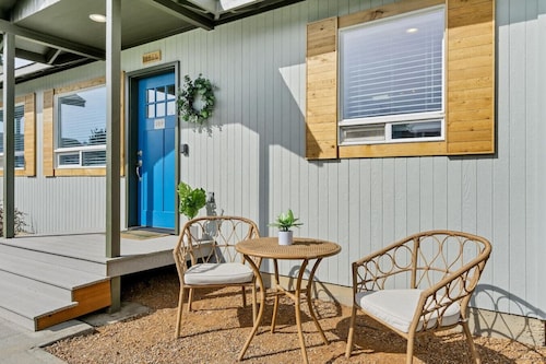 Bluebird Day - 2 King Beds, Dog Friendly, Walkable!