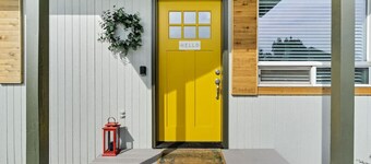 Hello Mellow Yellow - 2 King Bed, Dog Friendly, Walkable!