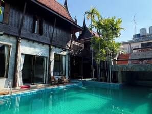 Outdoor pool - Luxury Modern Thai Style 5 Bedroom Pool Villa with WiFi and AC in Pattaya (Muang Pattaya)
