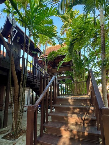 Luxury Modern Thai Style 5 Bedroom Pool Villa with WiFi and AC in Pattaya