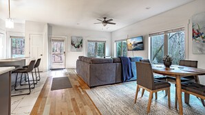 Un espacio moderno con cocina, comedor y zona de estar.