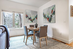 Dining - Charming 2-bed 2-bath Modern Mountain Cottage (Lake Lure)