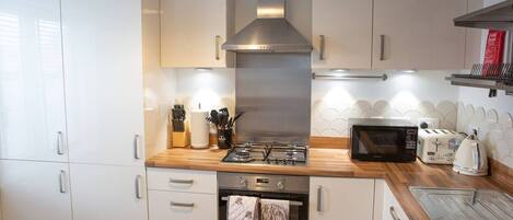 Køleskab, mikrobølgeovn, ovn, kogeplade