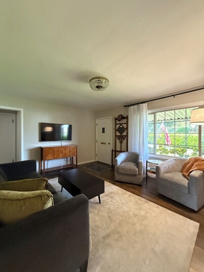 The Garden Hideaway! East Medford, close to hospital, shopping and restaurants. 