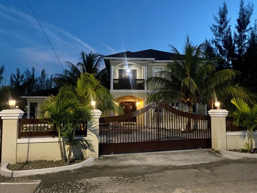 Charming 2-bedroom apartment with WiFi, AC in lovely Nassau