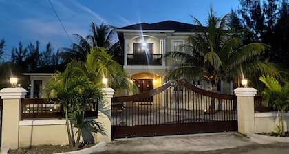 Charming 2-bedroom apartment with WiFi, AC in lovely Nassau