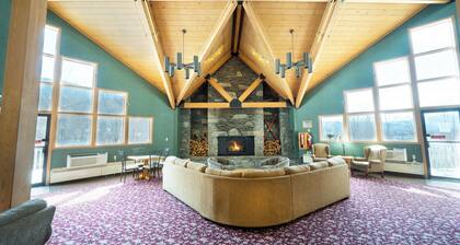 Loon's Edge Retreat -Recently Renovated, Ski, Hike, Mountain views, Pool/hot tub
