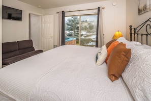 3 bedrooms, iron/ironing board, free WiFi, bed sheets - New! Private hot tub, grill, near Town Center and Big Sky Resort (Big Sky)