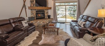 New! Private hot tub, grill, near Town Center and Big Sky Resort