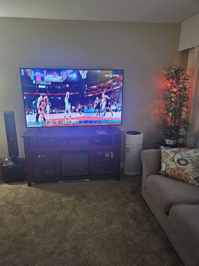 Cozy 1-bedroom penthouse apartment in Oakland with skyline view and WiFi