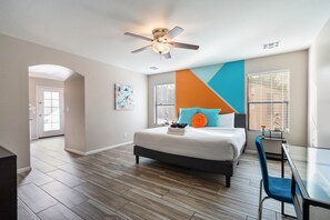 Une chambre à coucher moderne avec un lit, un bureau et une chaise.
