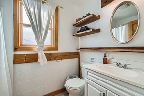 吹风机、毛巾、肥皂、卫生纸