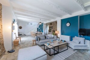 TV, fireplace