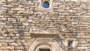 Un edificio de piedra con un acceso que da a un espacio interior.