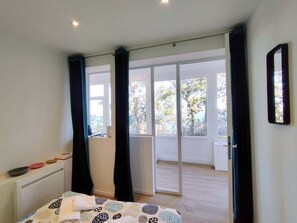 4 bedrooms, iron/ironing board, travel crib, free WiFi