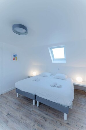 2 bedrooms, iron/ironing board, travel cot, free WiFi