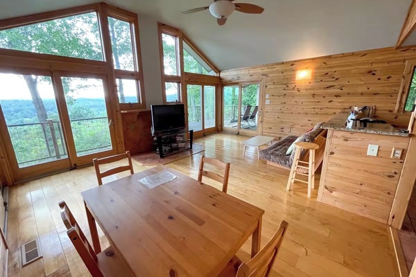 Smart-tv, dvd-afspiller, bøger, videobibliotek