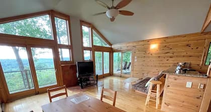 Lotus View Retreat in Yogaville, Chalet with WiFi and AC