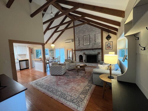 Newly renovated 3BR house, FREE CAR with beach sticker, pet friendly, sleeps 10.