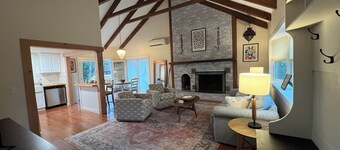 Newly renovated 3BR house, FREE CAR with beach sticker, pet friendly, sleeps 10.