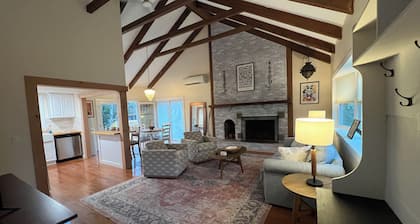 Newly renovated 3BR house, FREE CAR with beach sticker, pet friendly, sleeps 10.