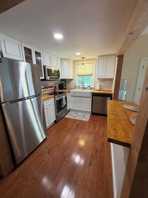 Coffee/tea maker, fridge, microwave, oven