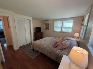 3 bedrooms, iron/ironing board, travel crib, WiFi (free)